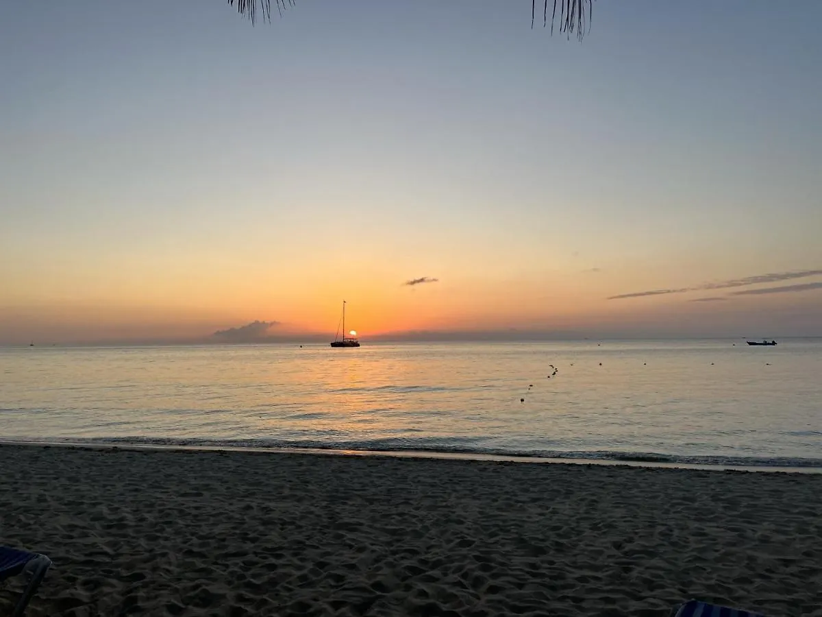 Seacret Studios - Cozy Jamaican Retreat Apts Negril Apartment